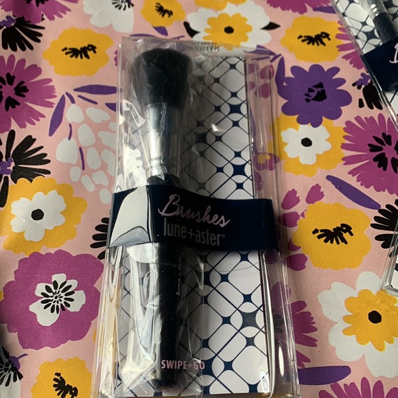 Brushes - Picture 3 of 5